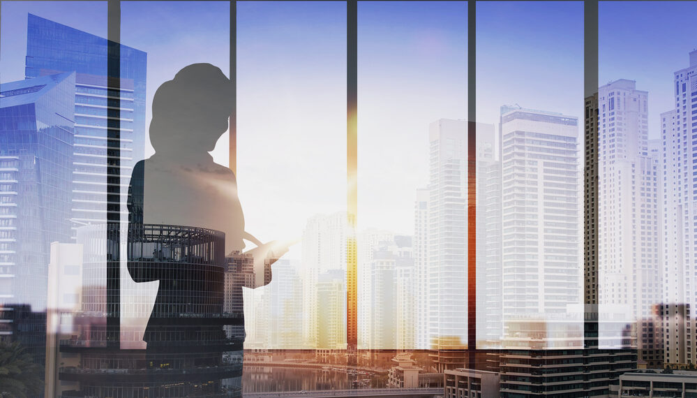 Joven mujer sin licenciatura triunfa en empleo en el que gana $125,000 al año