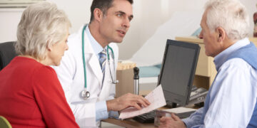 Médicos de familia ganan en promedio más de $200,000 al año