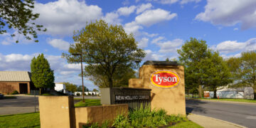 Blomberg afirma que Tyson Foods busca contratar a miles de migrantes y asilados pero la compañía de alimentos lo niega