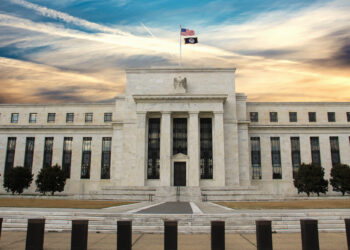 La Reserva Federal mantiene estables las tasas y planea múltiples recortes en lo que resta del año