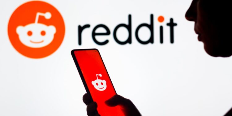 Acciones de Reddit suben un 30% luego de su oferta pública inicial