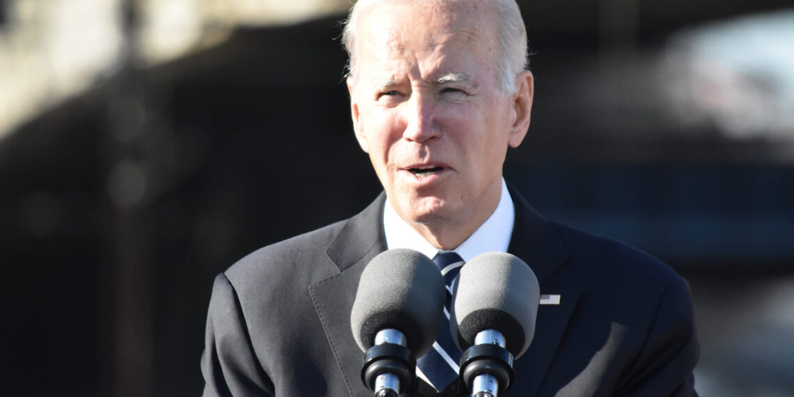 El presidente Joe Biden firma ley de gastos por $460,000 millones de dólares para evitar cierre del gobierno