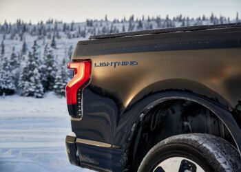 Ford reduce los precios de la F-150 Lightning eléctrica antes de reanudar los envíos