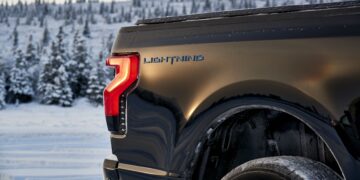 Ford reduce los precios de la F-150 Lightning eléctrica antes de reanudar los envíos