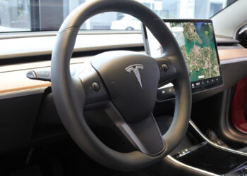 Tesla emite retiro voluntario de Cybertrucks por problema de pedal atascado