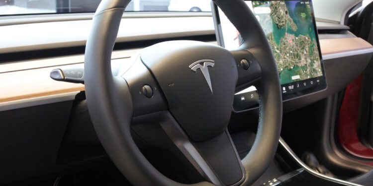 Tesla emite retiro voluntario de Cybertrucks por problema de pedal atascado