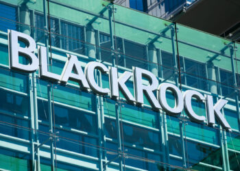 Larry Fink de BlackRock predice recortes de tasas de interés por parte de la Reserva Federal, pero cuestiona su objetivo de inflación