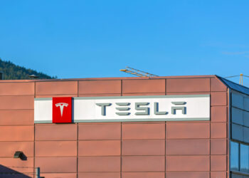 Tesla se enfrenta a su mayor caída de ingresos desde 2012 mientras anuncia un impulso hacia modelos más baratos