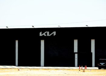 Kia retirará del mercado más de 427,000 vehículos que podrían rodar mientras están aparcados