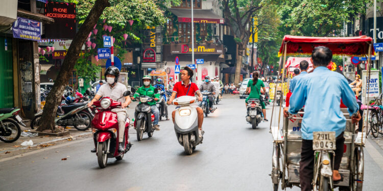 Tim Cook visita Vietnam en busca de un impulso para Apple