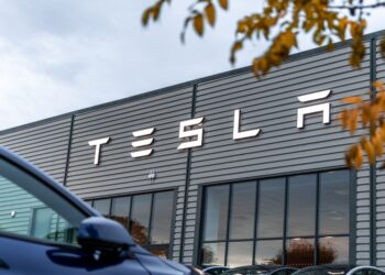Acciones de Tesla inician semana sorprendiendo a la bolsa de valores