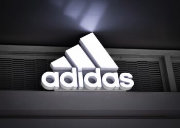Las acciones de Adidas suben un 8% tras informar resultados del último trimestre