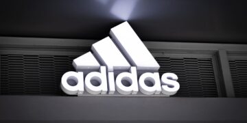 Las acciones de Adidas suben un 8% tras informar resultados del último trimestre