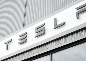 Las acciones de Tesla caen al valor más bajo de los últimos 15 meses