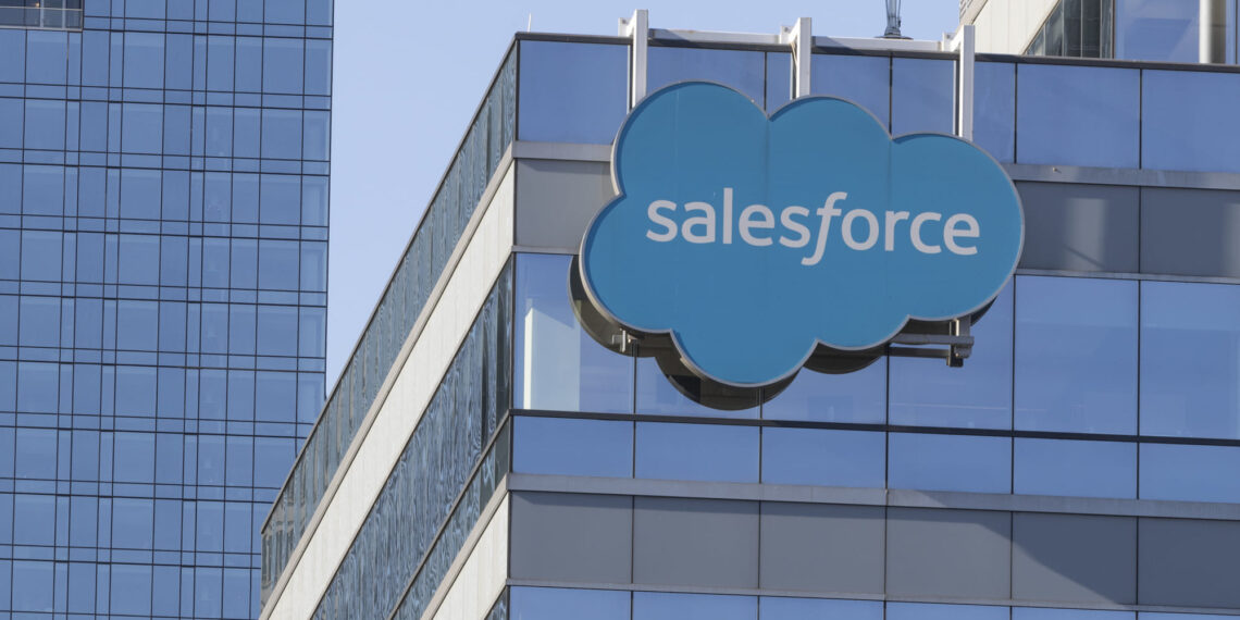 Las acciones de Salesforce caen un 16% tras reportar primera pérdida de ingresos desde 2006