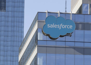 Las acciones de Salesforce caen un 16% tras reportar primera pérdida de ingresos desde 2006