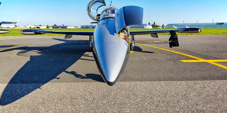 Liquid Death sortea un avión de combate: ¿Se repetirá la historia de Pepsi?