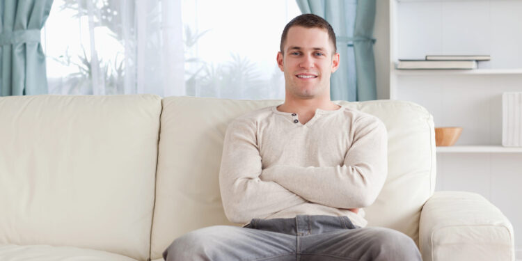 ¿Cuánto necesita ganar una persona soltera para vivir sola en las 15 ciudades más grandes de EE. UU.?