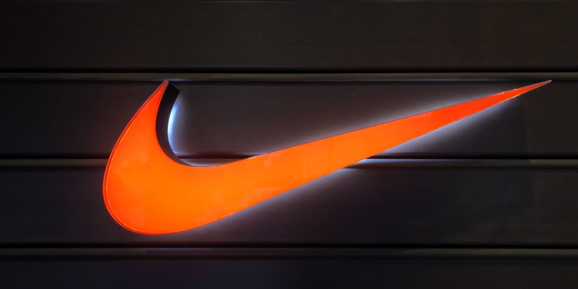 Las acciones de Nike se desploman luego de caída del 10% en ventas trimestrales