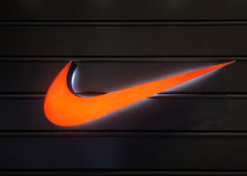 Las acciones de Nike se desploman luego de caída del 10% en ventas trimestrales