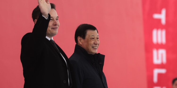 Tesla redujo su personal en 14% durante 2023 y enfrenta desafíos por caída de las ventas y reorganización interna