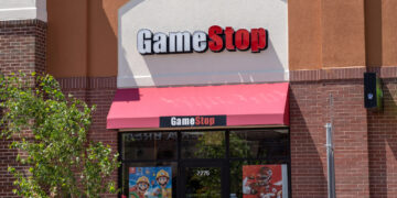 GameStop sufre fuerte caída en sus acciones tras informe de ganancias y transmisión de Roaring Kitty