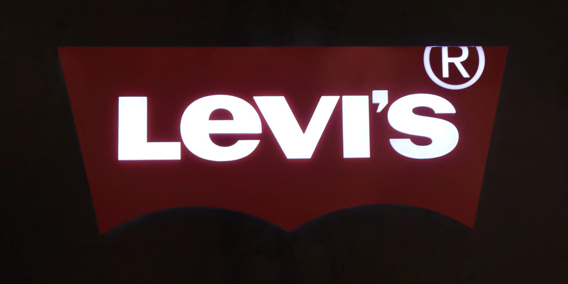 Levi’s enfrenta un trimestre desafiante a pesa del entusiasmo por sus productos: Acciones cayeron 12%