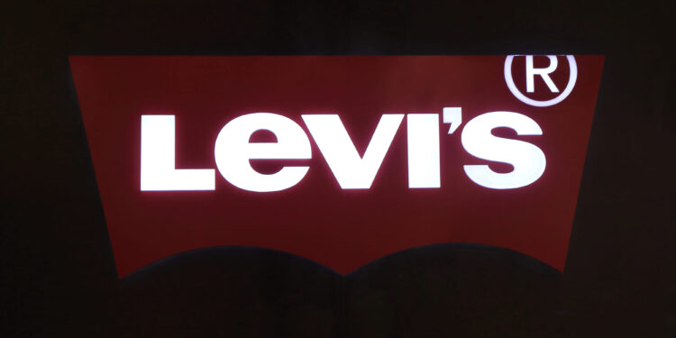Levi’s enfrenta un trimestre desafiante a pesa del entusiasmo por sus productos: Acciones cayeron 12%