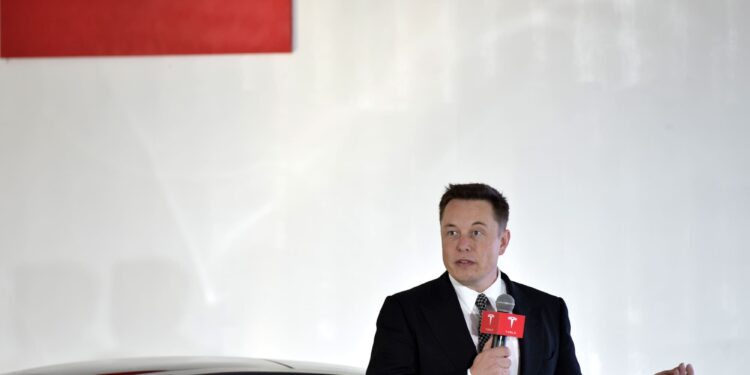 Vendedores en corto de Tesla pierden $3,500 millones en dos días tras informe de entregas