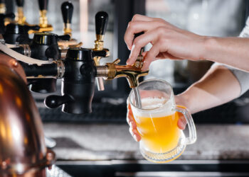 Athletic Brewing Company recauda $50 millones de dólares para consolidar su expansión