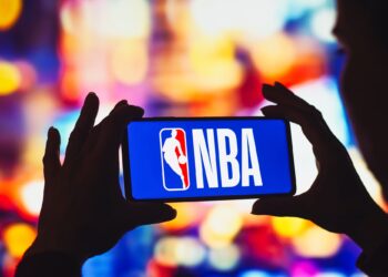 Warner Bros. Discovery se enfrenta a Amazon por derechos de la NBA
