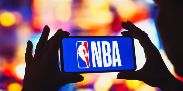 Warner Bros. Discovery se enfrenta a Amazon por derechos de la NBA