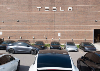 Tesla informa caída en ingresos y no alcanza las expectativas de ganancias