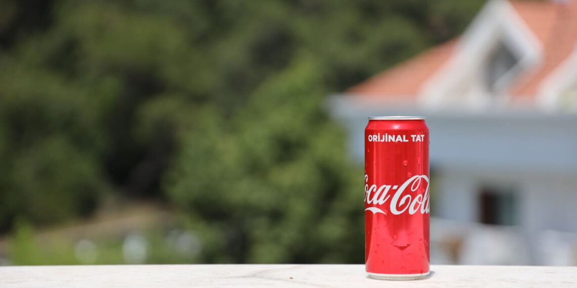 Coca-Cola supera las expectativas de ganancias y eleva perspectivas anuales por aumento en demanda global