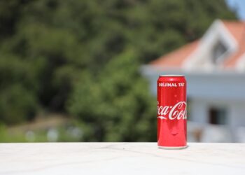 Coca-Cola supera las expectativas de ganancias y eleva perspectivas anuales por aumento en demanda global