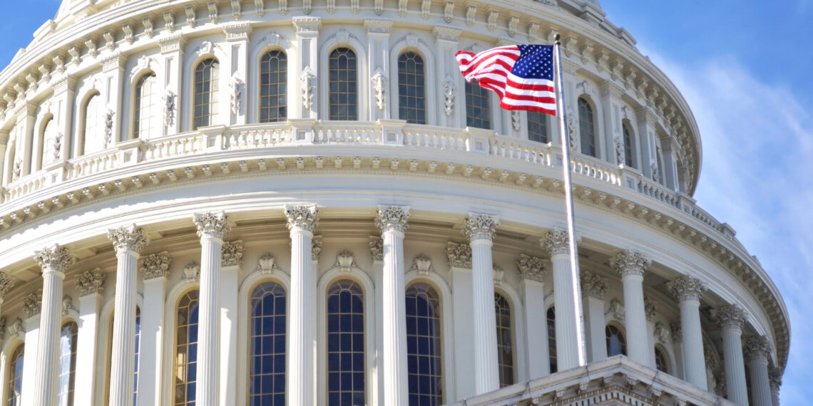 Senadores buscan prohibir la negociación de acciones por parte de legisladores