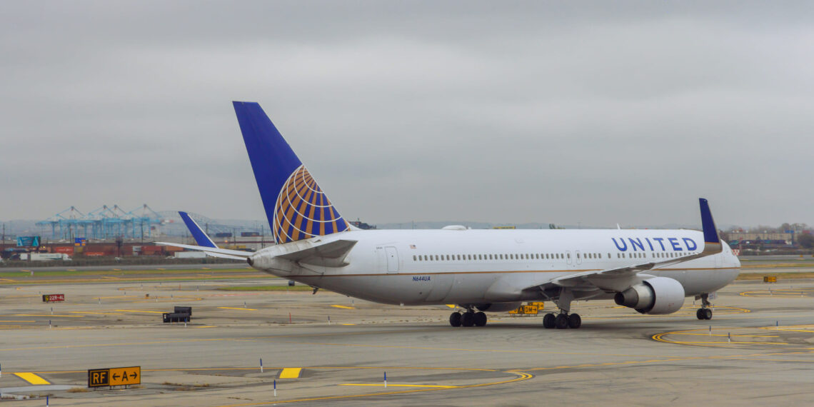 United Airlines reporta aumento de ganancias, pero pronósticos desilusionan