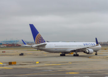 United Airlines reporta aumento de ganancias, pero pronósticos desilusionan