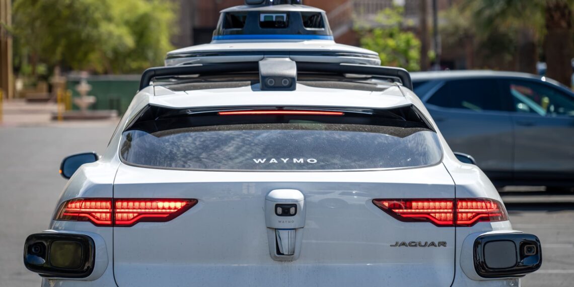 Alphabet invertirá $5,000 millones en Waymo para impulsar la conducción autónoma