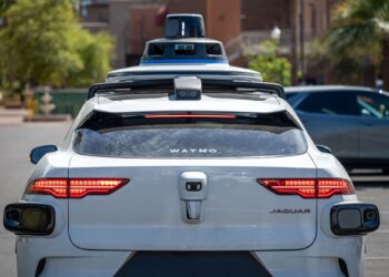 Alphabet invertirá $5,000 millones en Waymo para impulsar la conducción autónoma