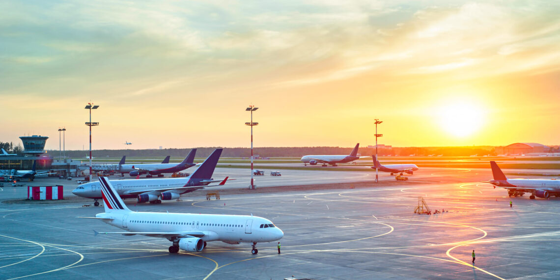 Un número récord de personas vuelan sin embargo los beneficios de las aerolíneas se desploman
