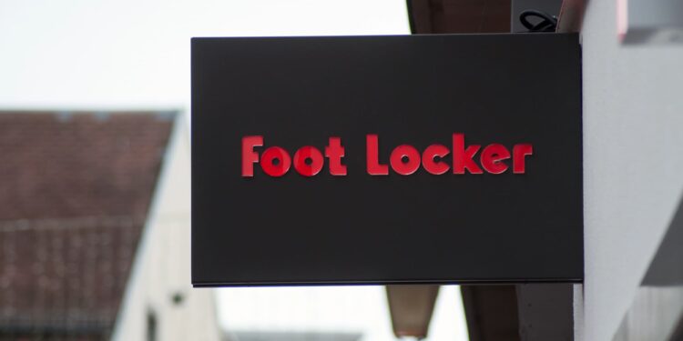 Foot Locker enfrenta una caída del 12% en sus acciones pese a mejores ventas