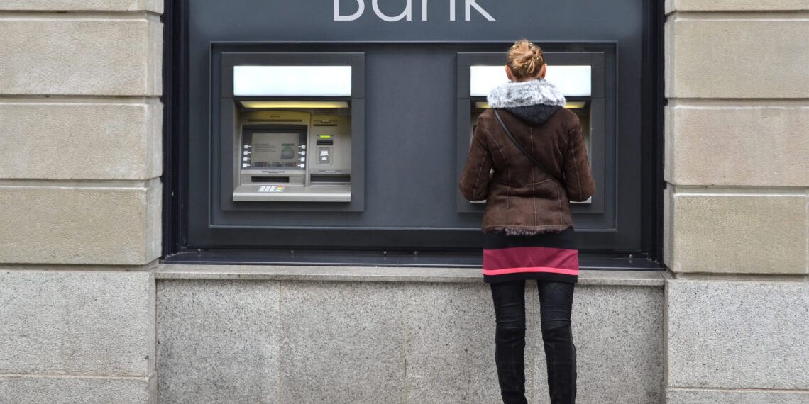 Casi la cuarta parte de los estadounidenses de bajos ingresos viven sin una cuenta bancaria