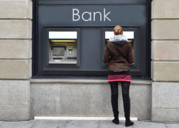 Casi la cuarta parte de los estadounidenses de bajos ingresos viven sin una cuenta bancaria