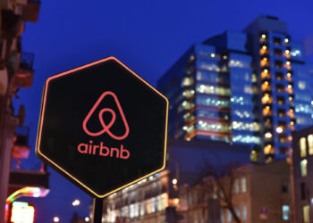 Airbnb cae en bolsa tras decepcionantes resultados y advertencia de demanda en EE.UU.