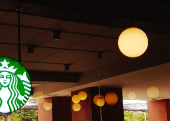 Starbucks seduce a su nuevo director ejecutivo con un jugoso paquete de $85 millones de dólares