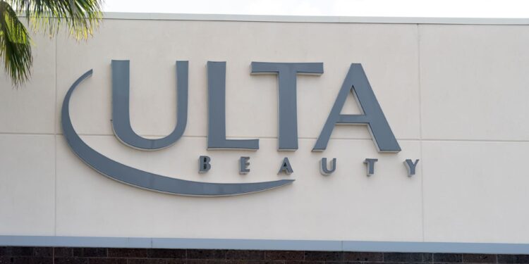 Ulta recorta previsiones tras una caída en ventas y no alcanza expectativas por primera vez en cuatro años