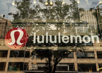 Lululemon reporta su primer descenso en ingresos en más de dos años tras un lanzamiento fallido