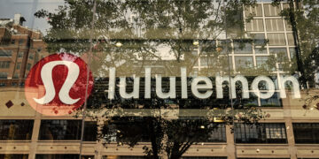 Lululemon reporta su primer descenso en ingresos en más de dos años tras un lanzamiento fallido