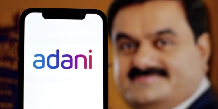 Las acciones del Grupo Adani pierden miles de millones tras las acusaciones de Hindenburg contra el regulador